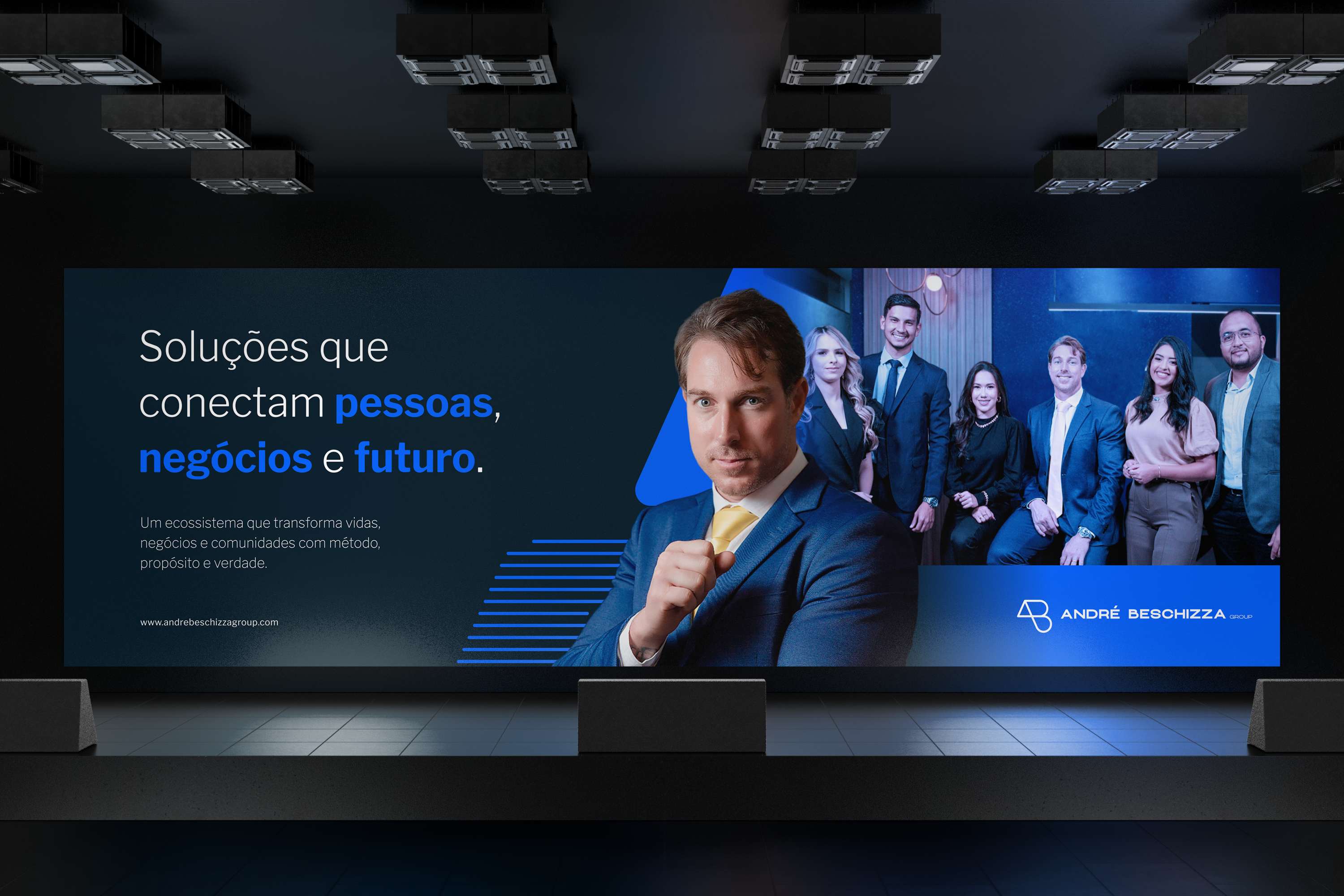Painel em palco de convenção com André Bescchizza