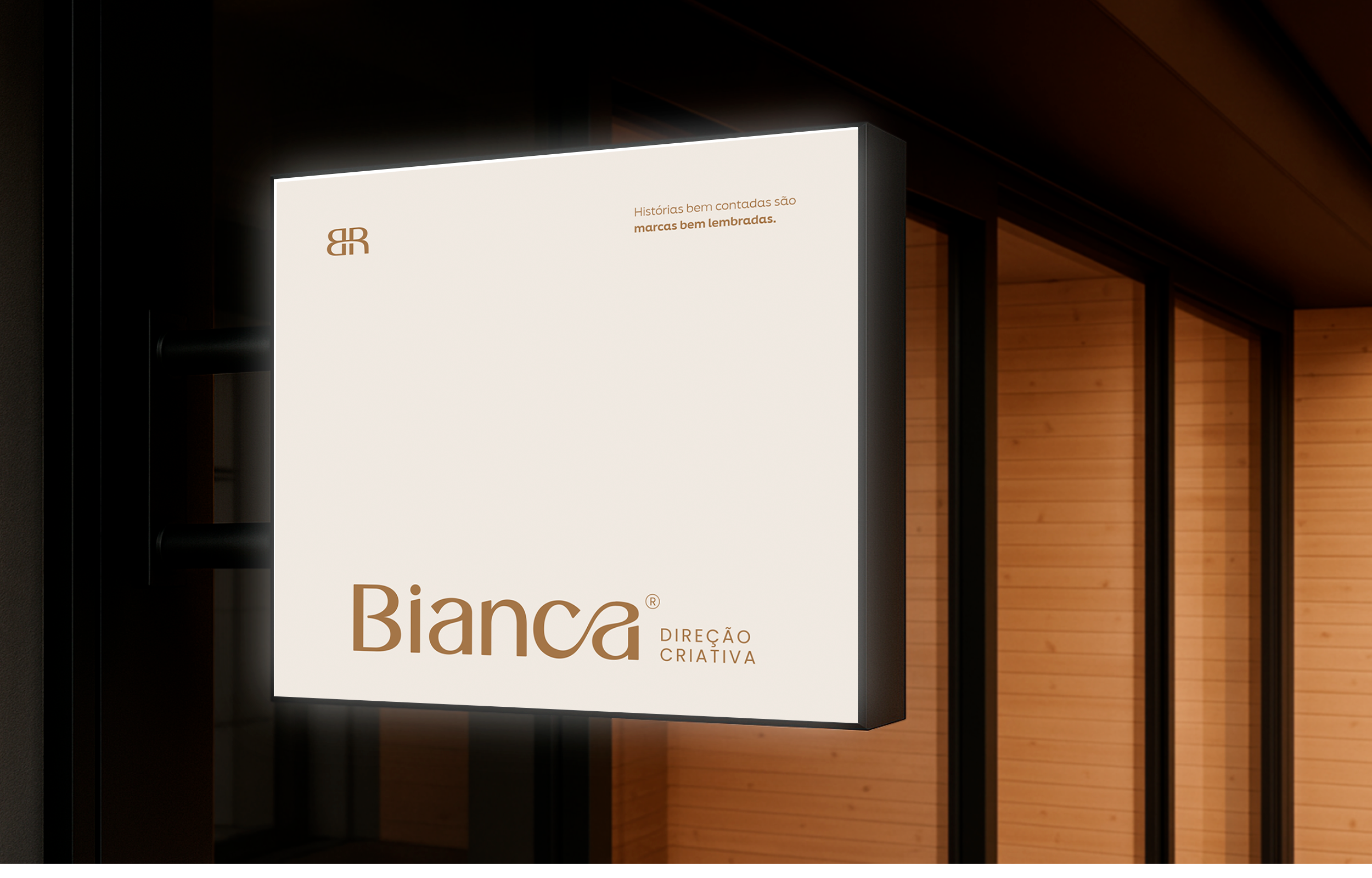 Placa iluminada da Bianca Direção Criativa com o slogan 'Histórias bem contadas são marcas bem lembradas'
